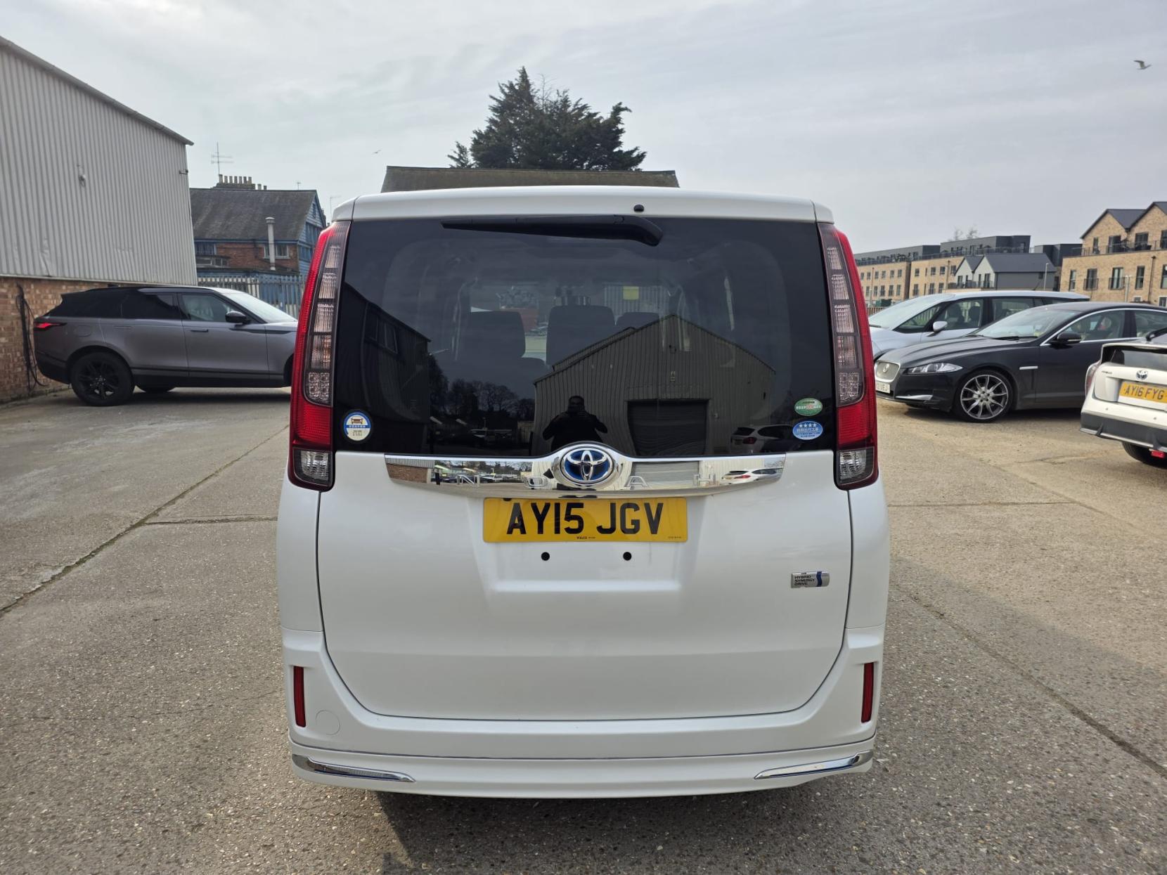 Toyota Noah 1.8L Hybrid G ZWR80