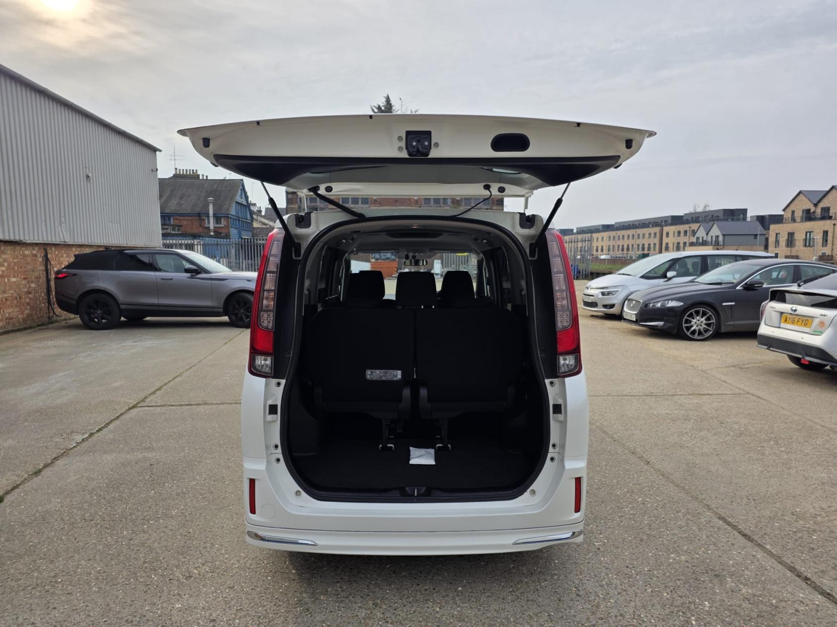 Toyota Noah 1.8L Hybrid G ZWR80