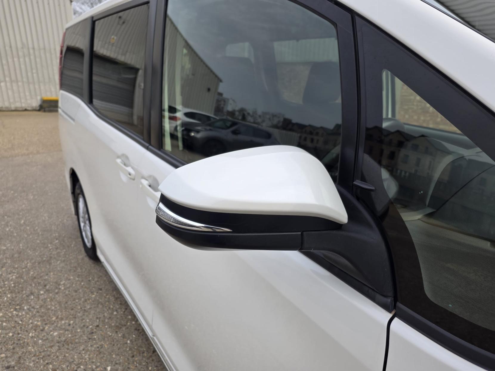 Toyota Noah 1.8L Hybrid G ZWR80