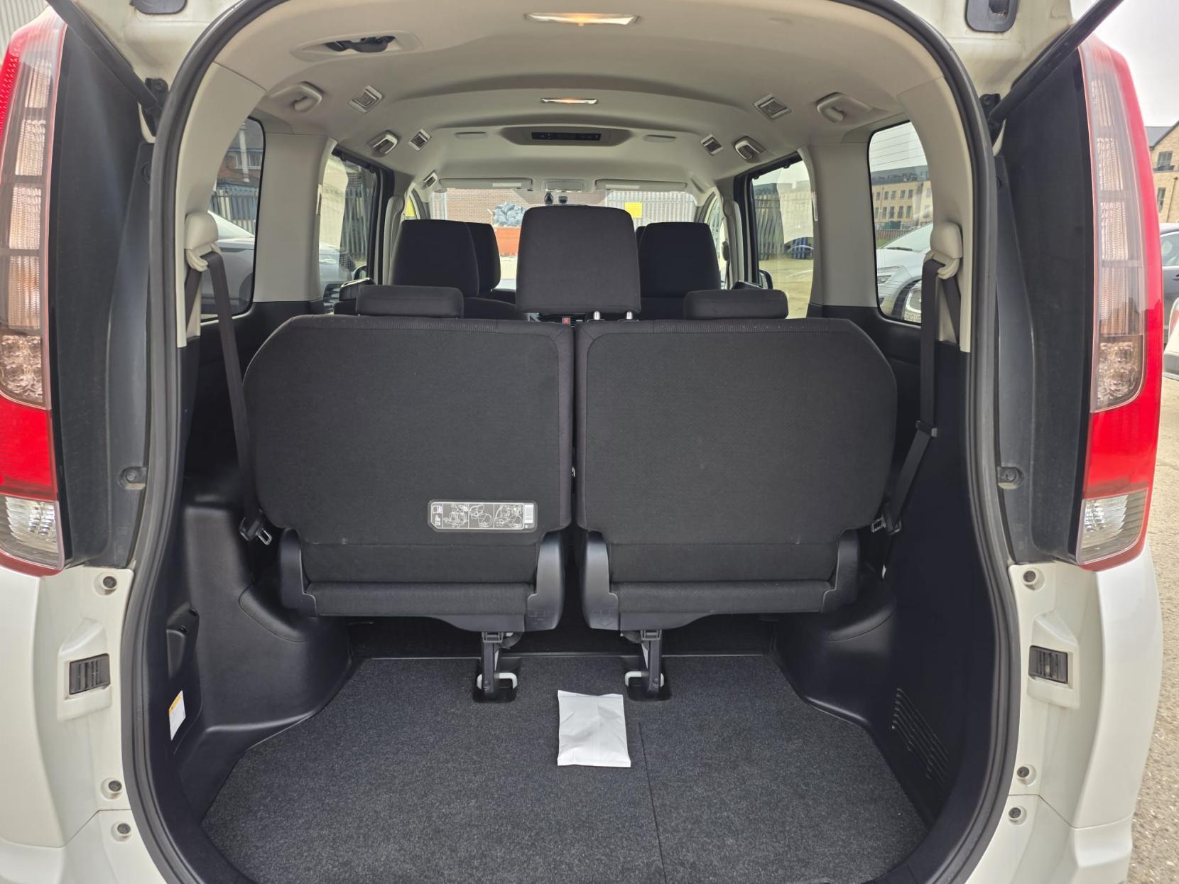 Toyota Noah 1.8L Hybrid G ZWR80