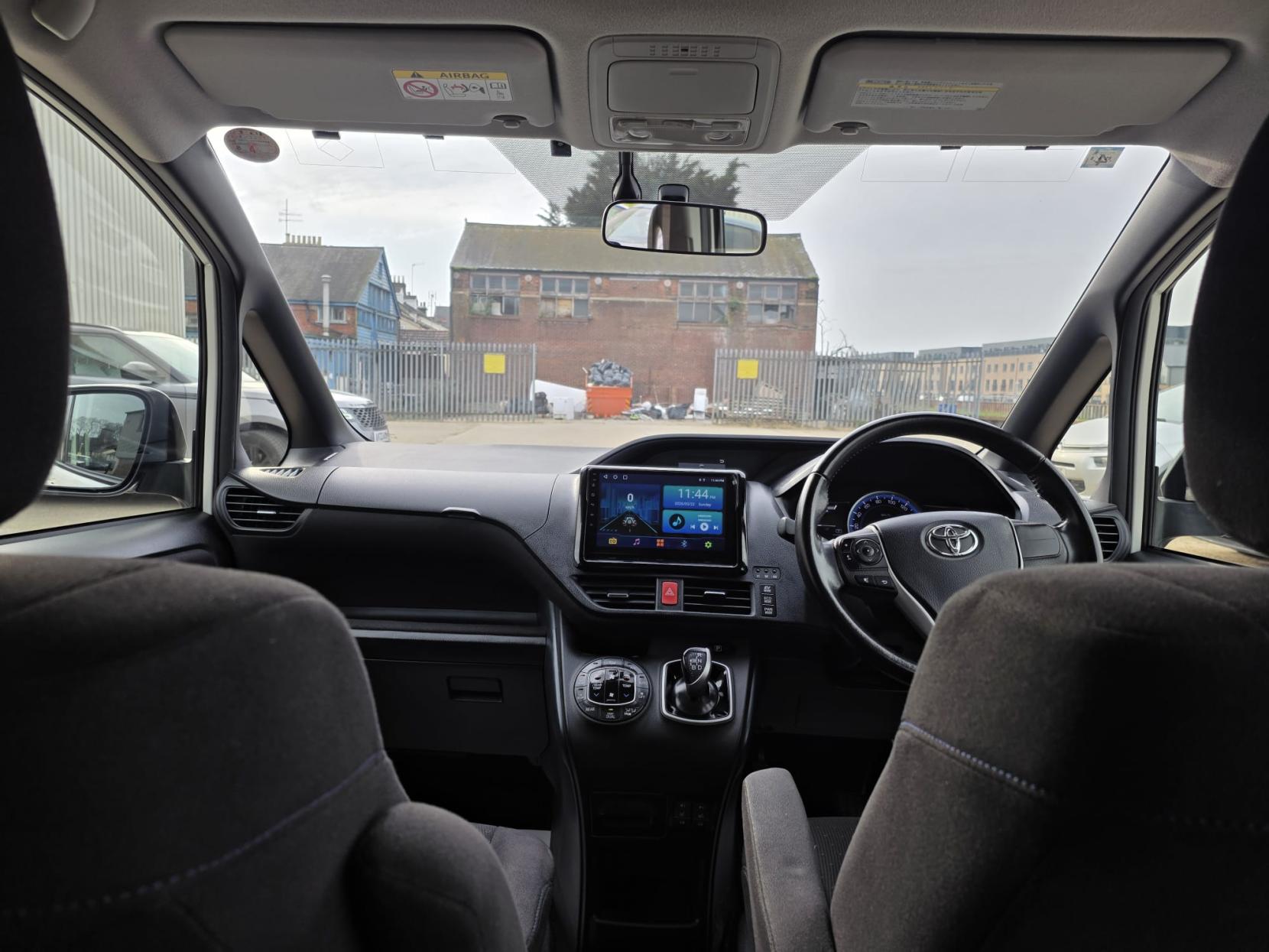 Toyota Noah 1.8L Hybrid G ZWR80