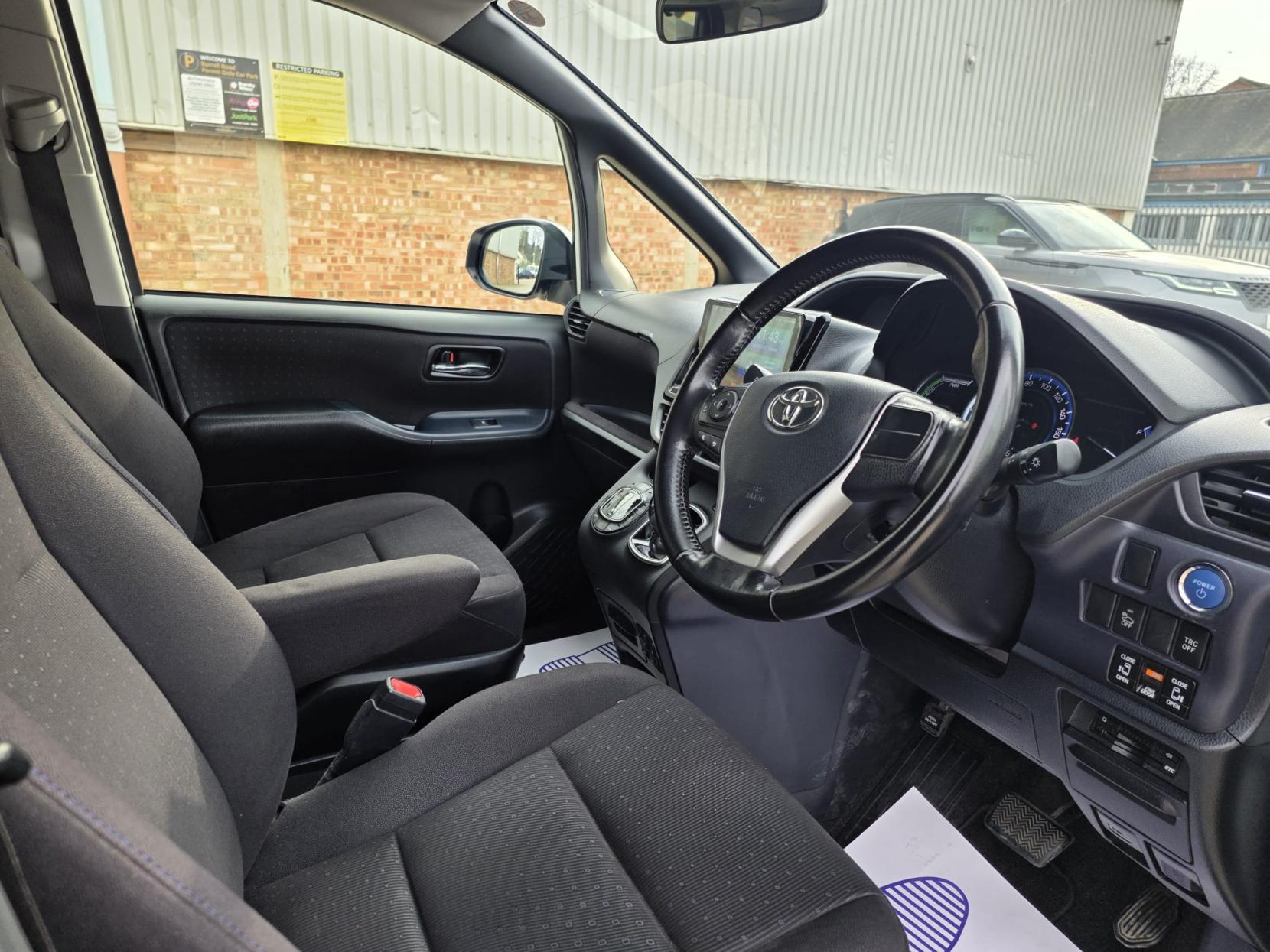 Toyota Noah 1.8L Hybrid G ZWR80