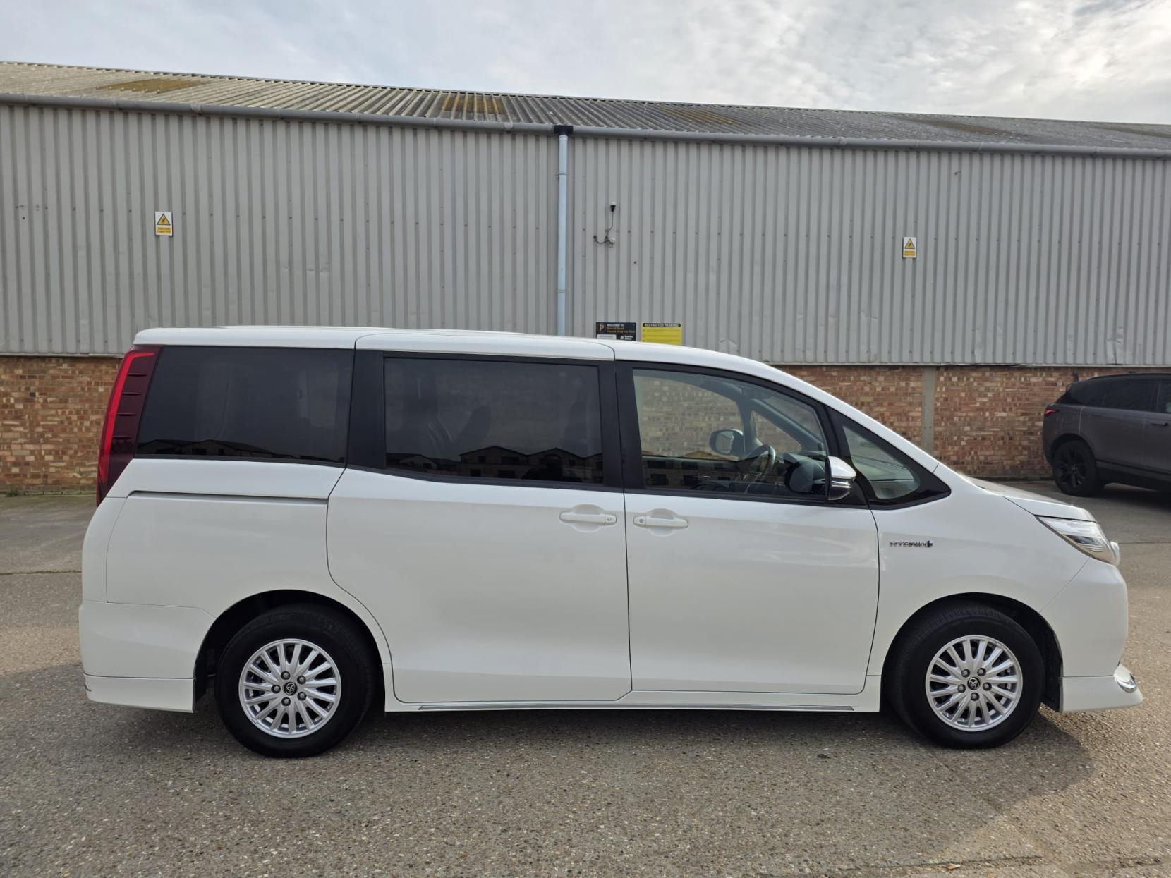 Toyota Noah 1.8L Hybrid G ZWR80