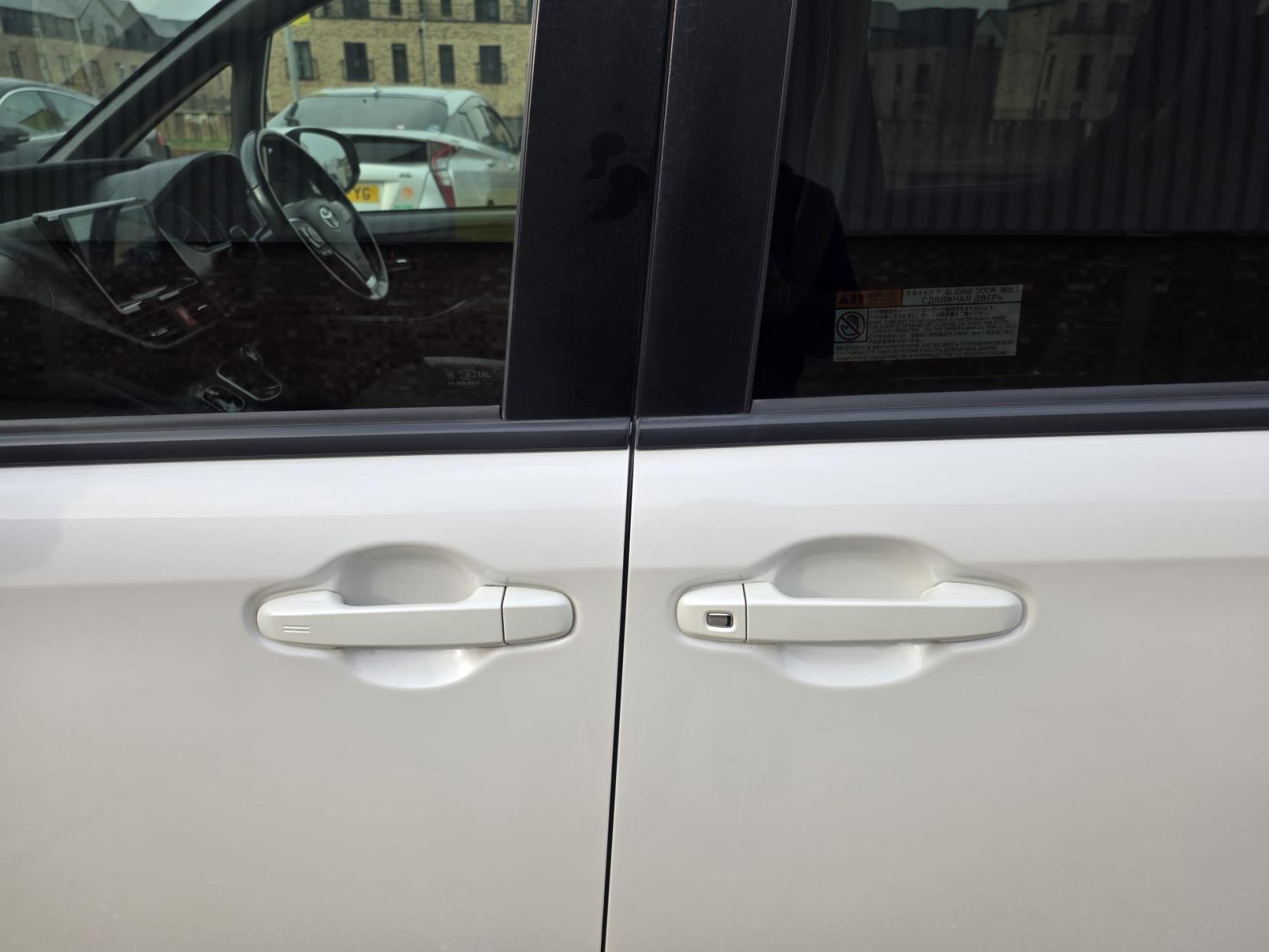 Toyota Noah 1.8L Hybrid G ZWR80