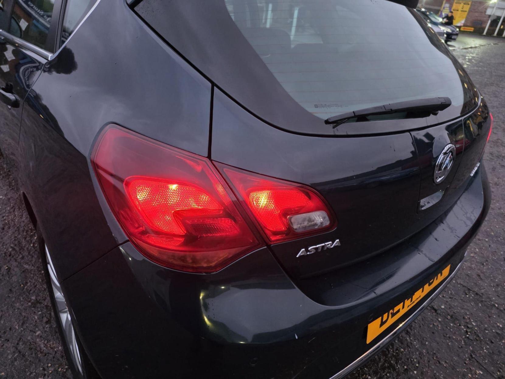 Vauxhall Astra 2.0 CDTi ecoFLEX Elite Euro 5 (s/s) 5dr