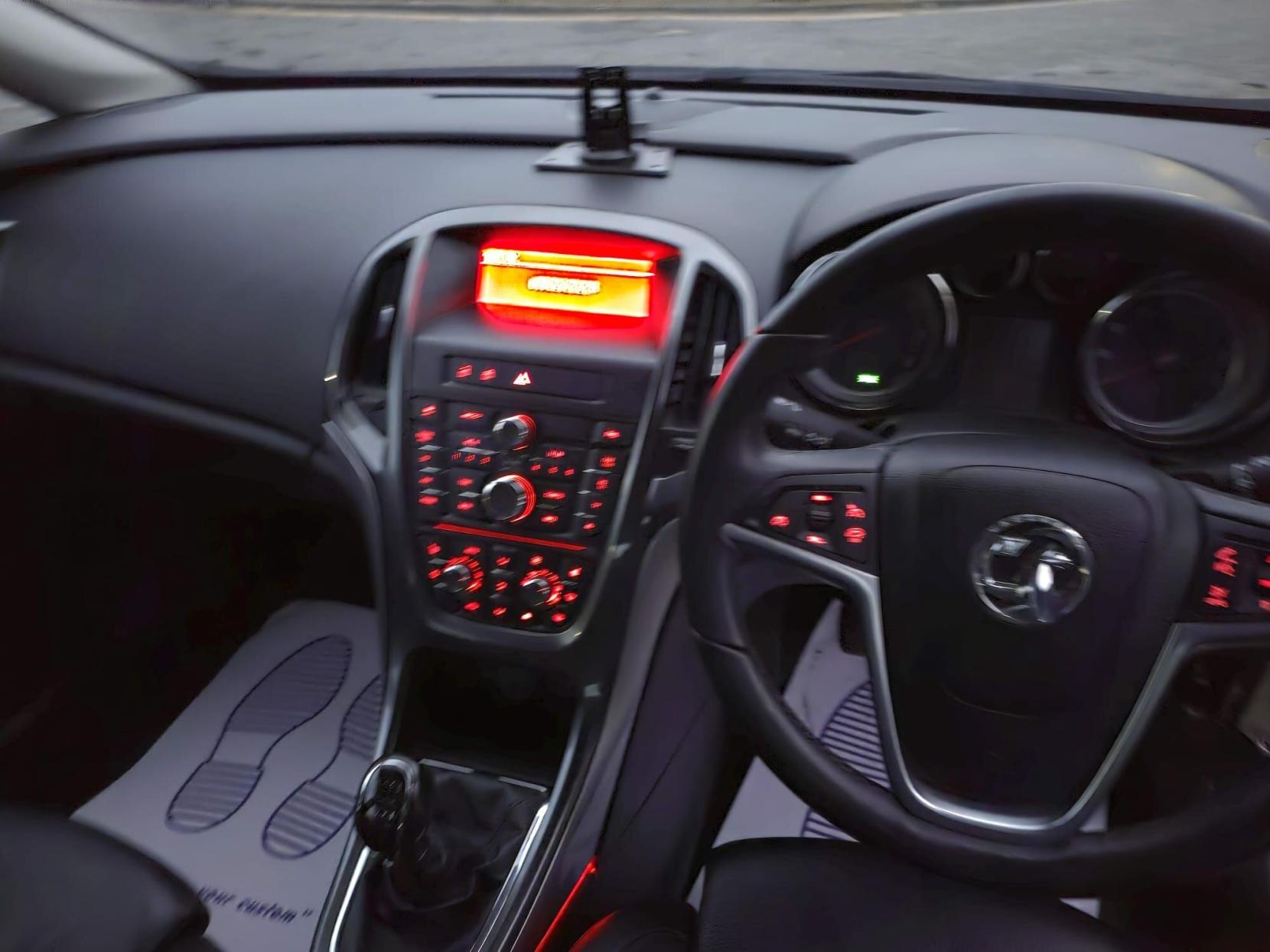 Vauxhall Astra 2.0 CDTi ecoFLEX Elite Euro 5 (s/s) 5dr